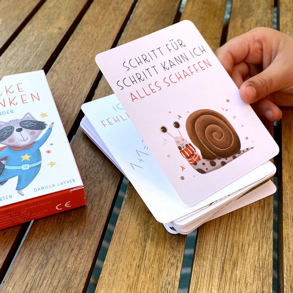 Kind verwendet handgezeichnete Affirmationskarten: Bunt illustriertes Kartenset mit positiven Affirmationen und Tiermotiven, ideal für Achtsamkeitsübungen und zur Stärkung des Selbstbewusstseins.