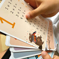 Bild in Galerie-Betrachter laden, Handgezeichnete Einmaleinskarten zum Üben des 1x1 mit den Reihen 1 bis 10: 30 Karten mit Übungsmaterial und Lernhilfen, ideal für das spielerische Erlernen der Multiplikation, verpackt in einer Faltschachtel.