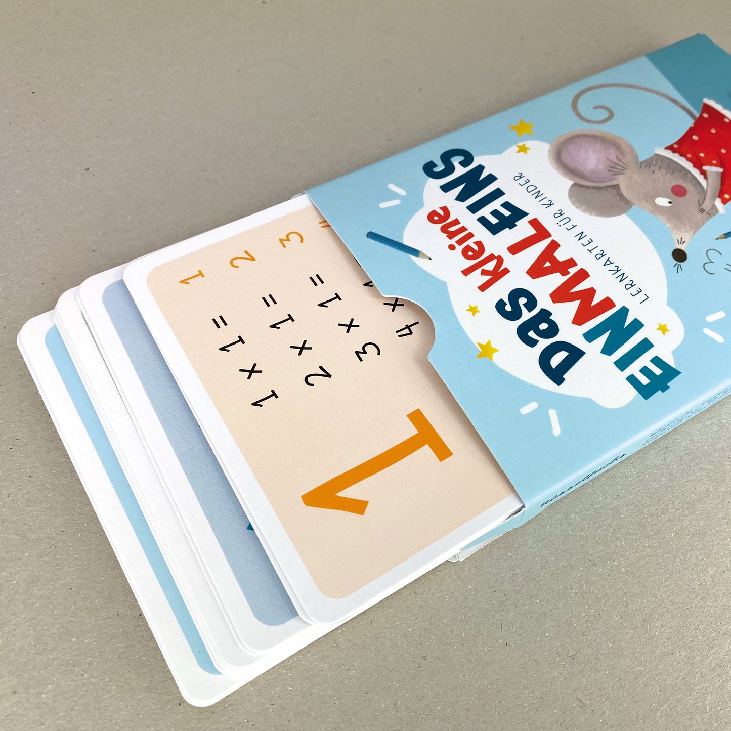 Handgezeichnete Einmaleinskarten zum Üben des 1x1 mit den Reihen 1 bis 10: 30 Karten mit Übungsmaterial und Lernhilfen, ideal für das spielerische Erlernen der Multiplikation, verpackt in einer Faltschachtel.