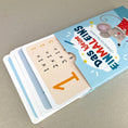 Bild in Galerie-Betrachter laden, Handgezeichnete Einmaleinskarten zum Üben des 1x1 mit den Reihen 1 bis 10: 30 Karten mit Übungsmaterial und Lernhilfen, ideal für das spielerische Erlernen der Multiplikation, verpackt in einer Faltschachtel.