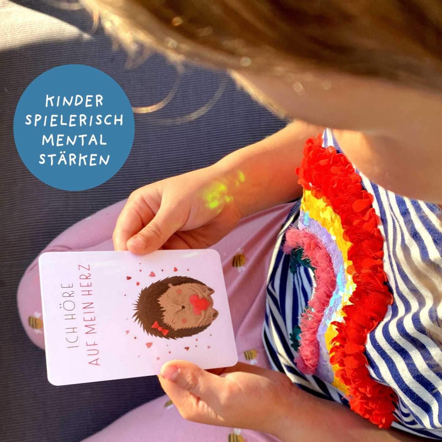 Kind verwendet handgezeichnete Affirmationskarten: Bunt illustriertes Kartenset mit positiven Affirmationen und Tiermotiven, ideal für Achtsamkeitsübungen und zur Stärkung des Selbstbewusstseins.