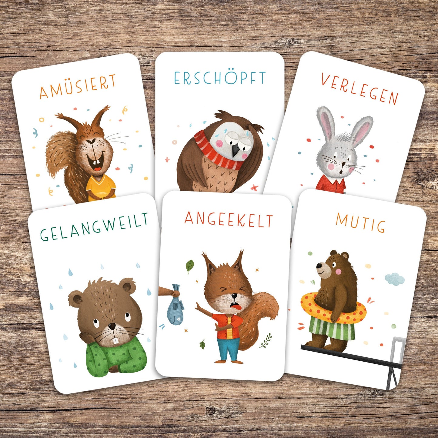 Handgezeichnetes Kartenset mit Gefühlskarten: 40 Karten mit bunten Illustrationen und kindgerechten Beschreibungen von Gefühlen, verpackt in einer Faltschachtel, ideal für die Förderung emotionaler Kompetenz.