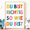 Bild in Galerie-Betrachter laden, Kinderposter „Du bist richtig so wie du bist“ als PDF-Download. Farbenfrohes Mutmacher-Poster zur Förderung von Selbstvertrauen, Selbstannahme und einem positiven Selbstbild.