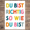 Bild in Galerie-Betrachter laden, Kinderposter „Du bist richtig so wie du bist“ als PDF-Download. Farbenfrohes Mutmacher-Poster zur Förderung von Selbstvertrauen, Selbstannahme und einem positiven Selbstbild.