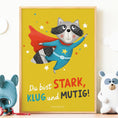Bild in Galerie-Betrachter laden, Mutmacher-Poster für Kinder mit einem Waschbären im Superheldenkostüm und der Botschaft „Du bist stark, klug und mutig“. PDF-Download zur Stärkung von Selbstvertrauen und Mut.