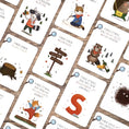 Bild in Galerie-Betrachter laden, Handgezeichnetes 'Suchen und Finden' Kartenspiel für Kinder: 40 Karten mit kreativen Suchaufträgen, die Kinder in die Natur einladen, um spannende Entdeckungen zu machen, verpackt in einer Faltschachtel.