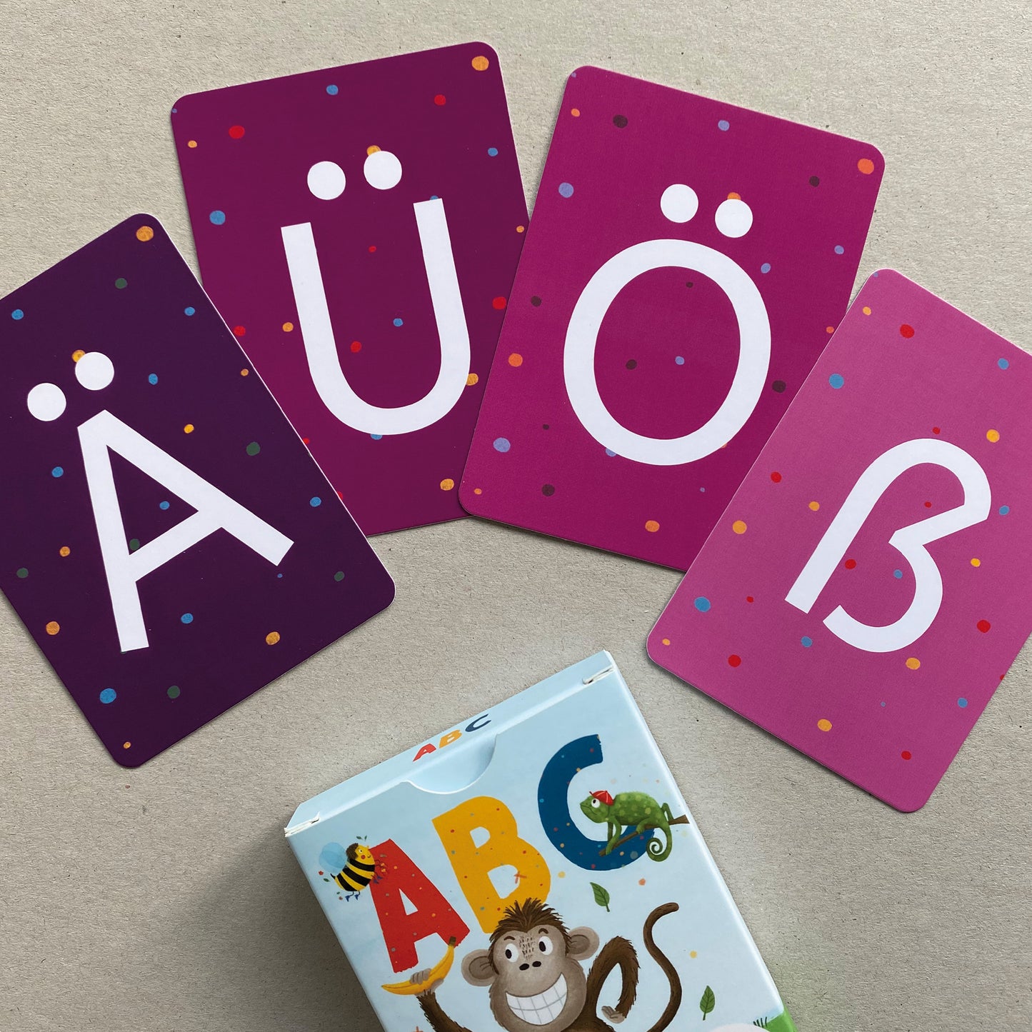 ABC-Kartenset mit 30 Buchstabenkarten und 10 Zahlenkarten