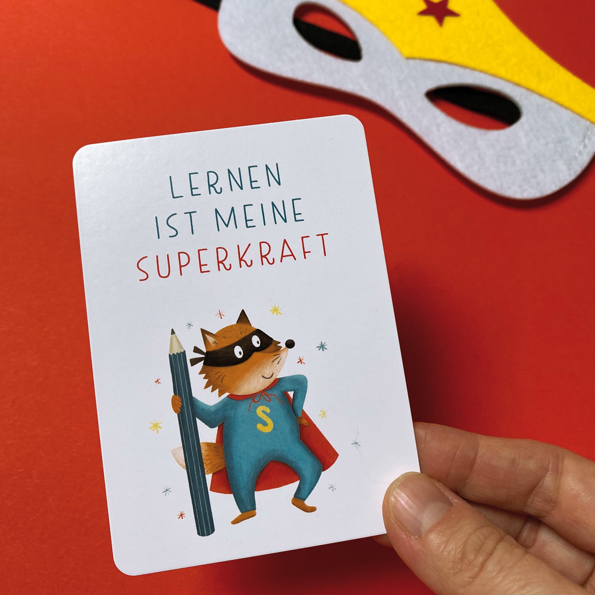 Handgezeichnetes Kartenset mit Affirmationen für Kinder: Enthält 40 liebevoll gestaltete Karten mit kindgerechten Affirmationen und bunten Tierillustrationen, verpackt in einer Faltschachtel.