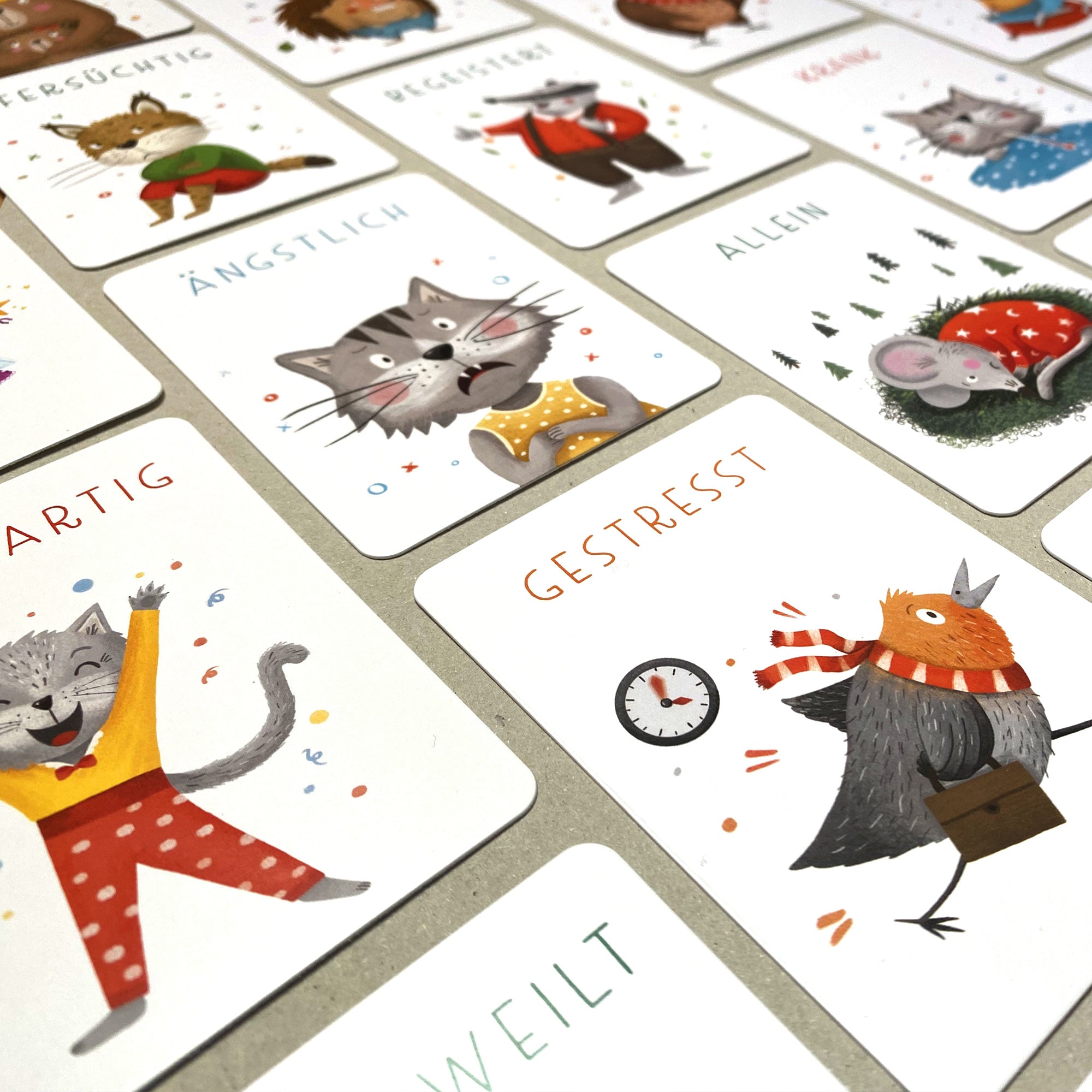 Handgezeichnetes Kartenset mit Gefühlskarten: 40 Karten mit bunten Illustrationen und kindgerechten Beschreibungen von Gefühlen, verpackt in einer Faltschachtel, ideal für die Förderung emotionaler Kompetenz.