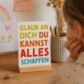 Bild in Galerie-Betrachter laden, Mädchen schaut auf Postkarte Glaub an dich du kannst alles schaffen
