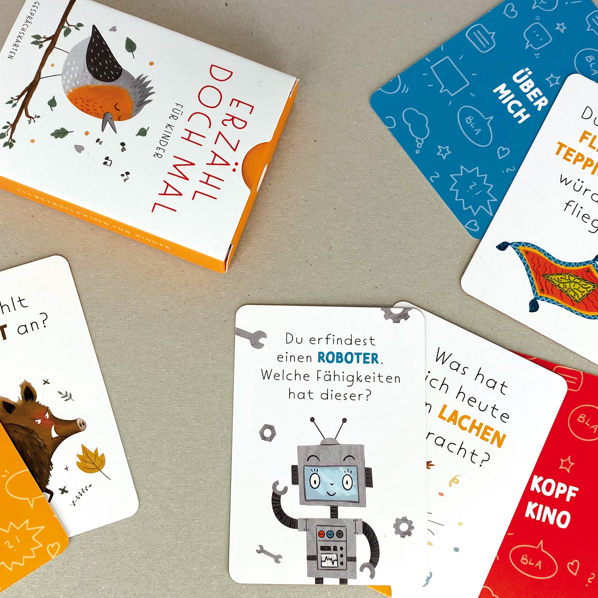 Handgezeichnetes Kartenset mit Gesprächskarten: 40 Karten mit anregenden Fragen und Illustrationen, ideal für Gespräche und zur Förderung der Kommunikation in Gruppen oder Familien, verpackt in einer Faltschachtel.