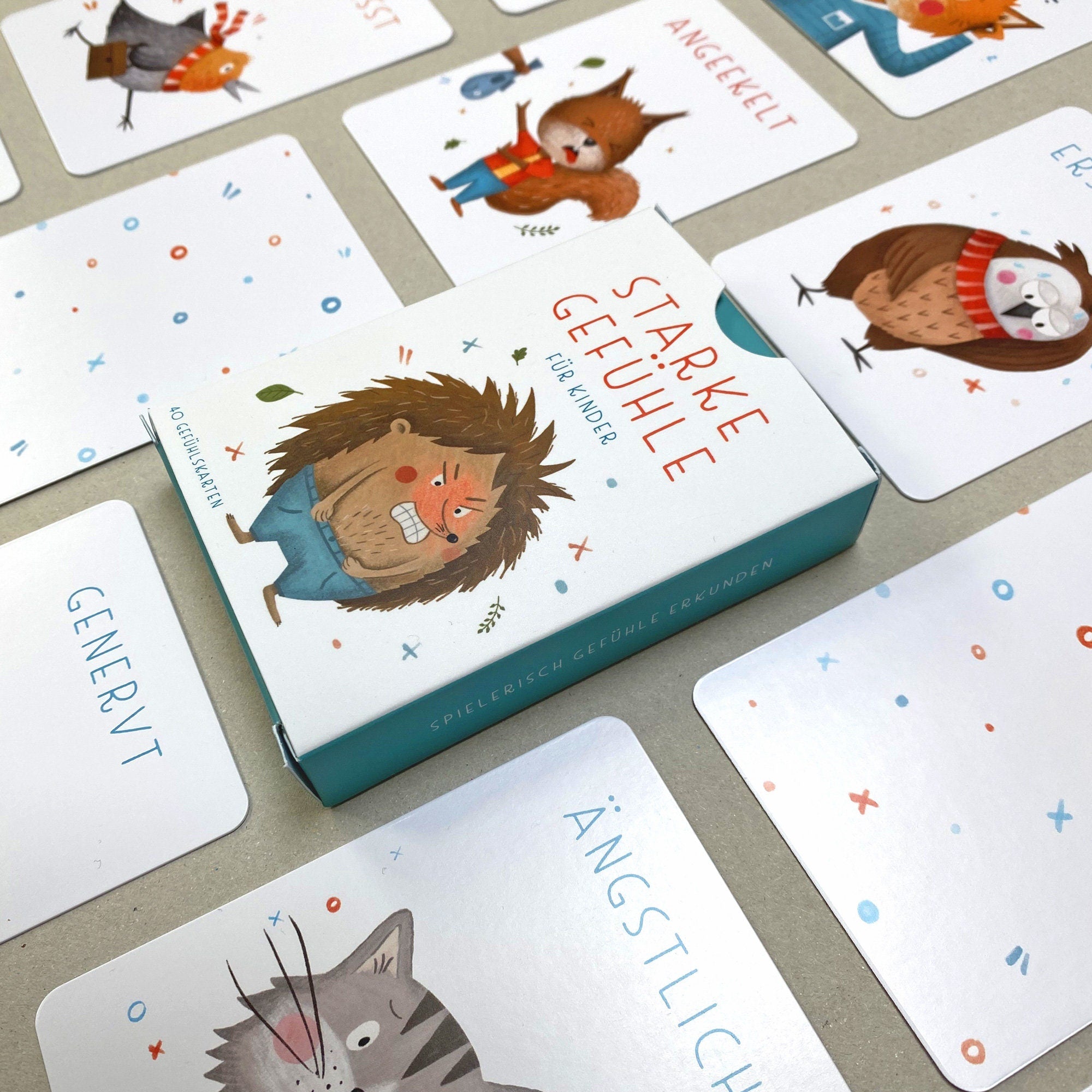 Handgezeichnetes Kartenset mit Gefühlskarten: 40 Karten mit bunten Illustrationen und kindgerechten Beschreibungen von Gefühlen, verpackt in einer Faltschachtel, ideal für die Förderung emotionaler Kompetenz.