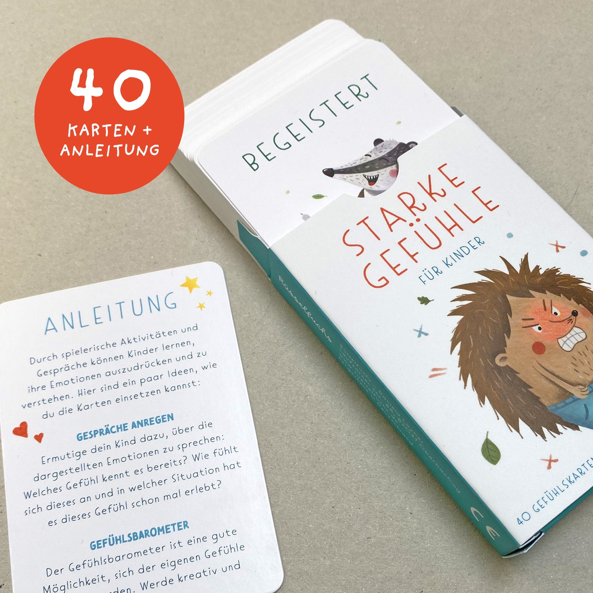 Handgezeichnetes Kartenset mit Gefühlskarten: 40 Karten mit bunten Illustrationen und kindgerechten Beschreibungen von Gefühlen, verpackt in einer Faltschachtel, ideal für die Förderung emotionaler Kompetenz.