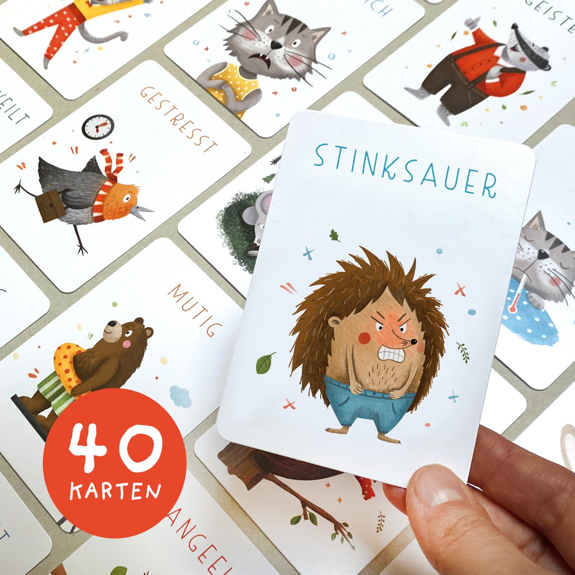 Handgezeichnetes Kartenset mit Gefühlskarten: 40 Karten mit bunten Illustrationen und kindgerechten Beschreibungen von Gefühlen, verpackt in einer Faltschachtel, ideal für die Förderung emotionaler Kompetenz.