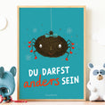 Bild in Galerie-Betrachter laden, Mutmacher-Poster für Kinder mit einer liebevoll illustrierten Spinne und der Botschaft „Du darfst anders sein“. PDF-Download zur Stärkung von Selbstvertrauen, Individualität und Selbstannahme.
