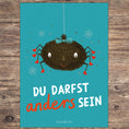 Bild in Galerie-Betrachter laden, Mutmacher-Poster für Kinder mit einer liebevoll illustrierten Spinne und der Botschaft „Du darfst anders sein“. PDF-Download zur Stärkung von Selbstvertrauen, Individualität und Selbstannahme.
