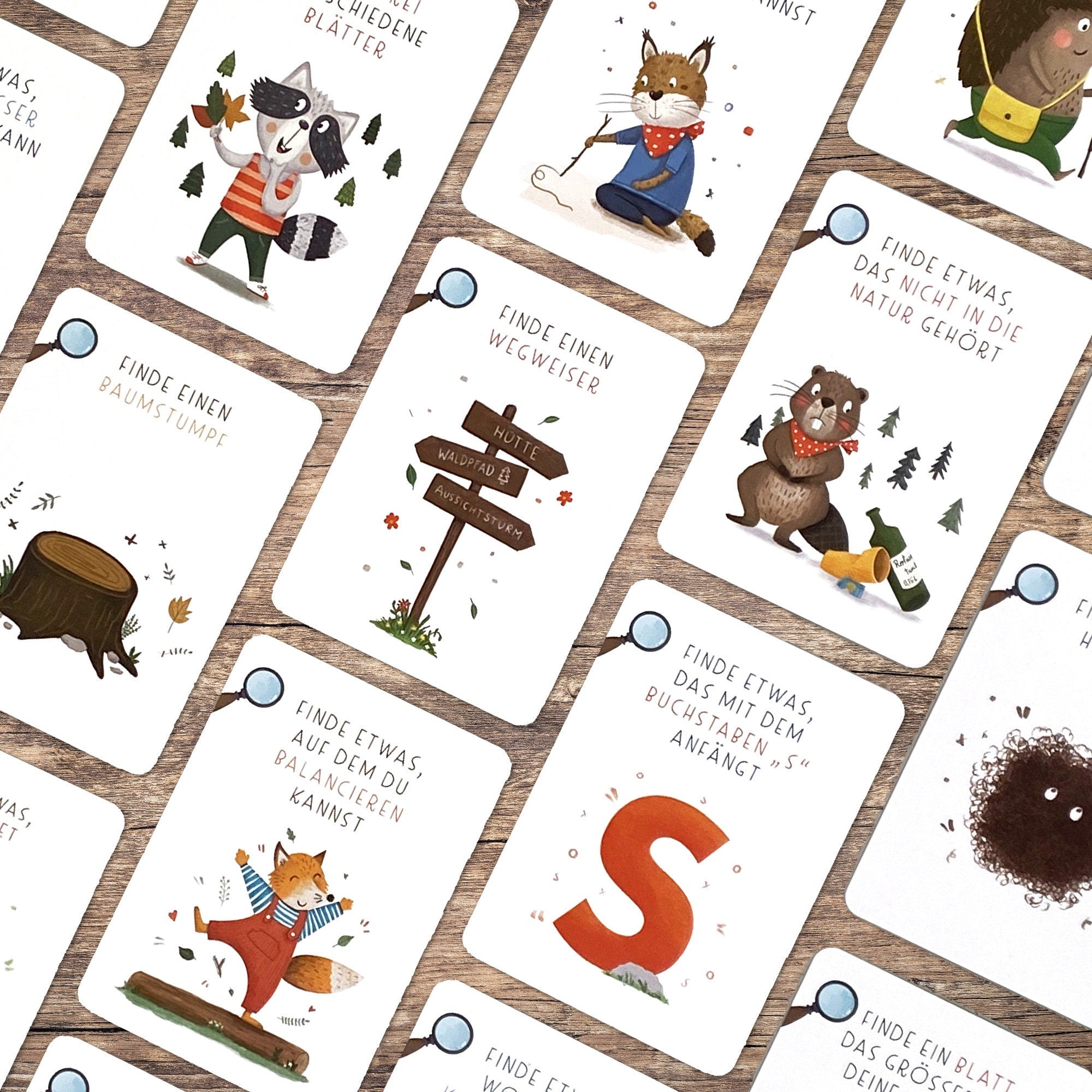 Handgezeichnetes 'Suchen und Finden' Kartenspiel für Kinder: 40 Karten mit kreativen Suchaufträgen, die Kinder in die Natur einladen, um spannende Entdeckungen zu machen, verpackt in einer Faltschachtel.